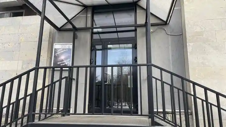 Со стороны парковки, ориентир 2